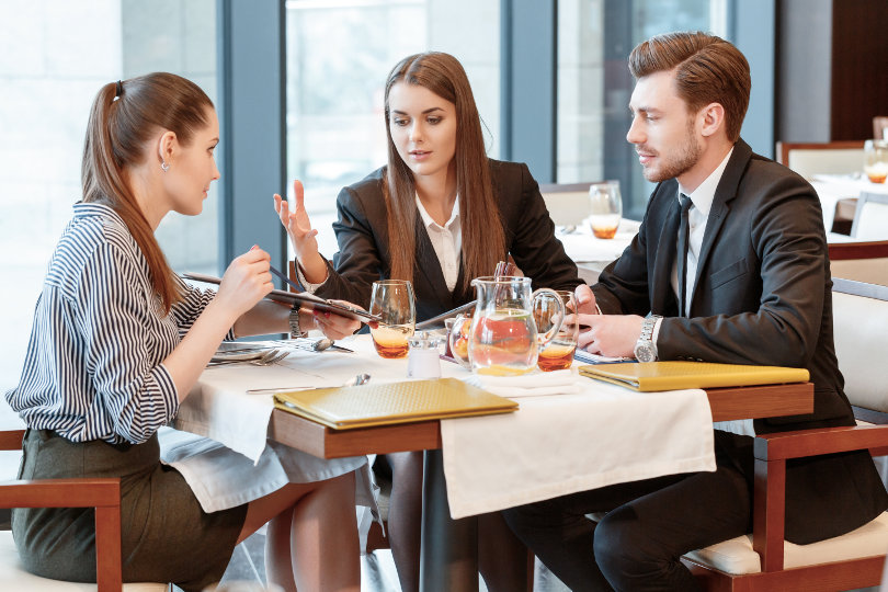 Falar de negócios à mesa – vantagens e desvantagens